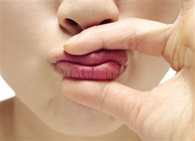 冬季嘴唇干裂脱皮是什么原因，该怎么办 吃什么好？