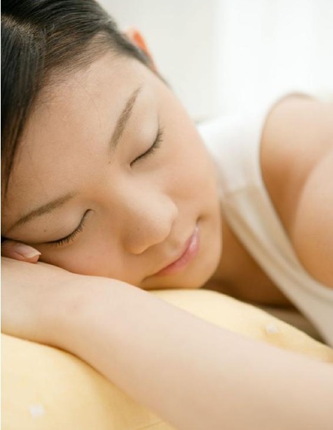 经常睡不着觉 试试这些改善睡眠的饮食+运动
