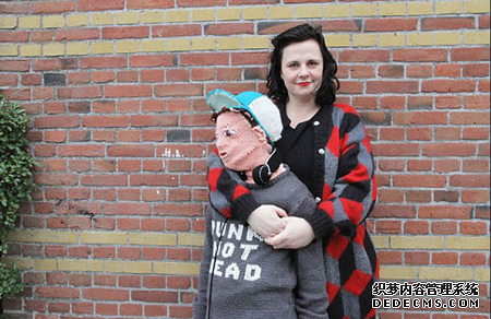 荷兰母亲与儿子关系疏远 用毛线织出假儿子 