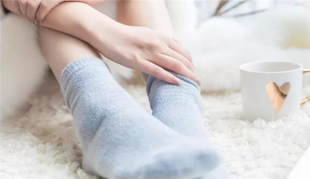 女性入冬后手脚冰凉的四个常见原因