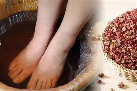 泡脚用什么把体内的寒气和湿气排出，首选生姜花椒