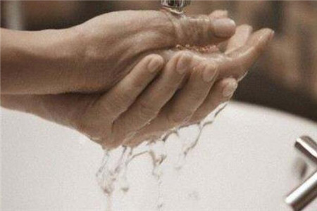 凉水洗手