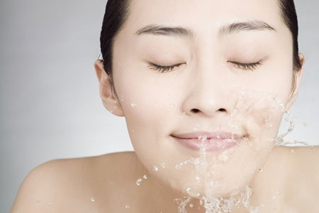 如何正确洗脸护肤